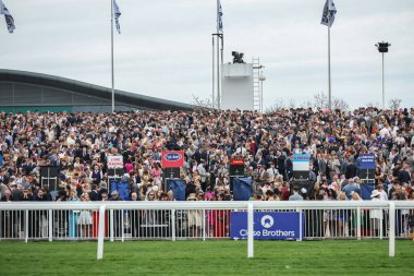 Yarışçılar, Aintree Yarış Pisti, Liverpool, İngiltere 'de düzenlenen Randox Grand National 2024 Bayanlar Günü' nde atmosferin keyfini çıkarıyorlar.