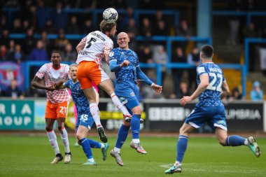 Blackpool 'dan Matthew Pennington ve Carlisle United takımından Georgie Kelly, 13 Nisan 202' de Brunton Park, Carlisle, İngiltere 'de oynanan Sky Bet 1 karşılaşmasında top için mücadele ettiler.