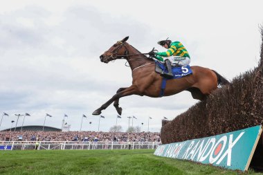 Mark Walsh 'un sürdüğü yol, Aintree Yarış Pisti, Liverpool, İngiltere' de düzenlenen Randoks Grand National 2024 Kadınlar Günü 'nde saat 13.45 Huyton Asphalt Franny Blennerhassett Memorial Mildmay Çan Çan Saati (1.