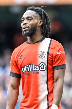 Luton Town 'dan Fred Onyedinma, Premier Lig maçı sırasında Manchester City, Etihad Stadyumu' nda Luton Town 'a karşı, 13 Nisan 202