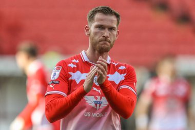 Barnsley 'den Jamie McCart, 13 Nisan 202' de Oakwell, Barnsley 'de oynanan Sky Bet 1 maçı sonrasında ev sahibi taraftarları alkışlıyor.