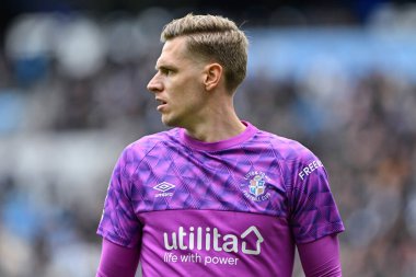 Luton Town 'dan Thomas Kaminski, Premier Lig maçı sırasında Manchester City, Manchester Stadyumu' nda Luton Town 'a karşı, 13 Nisan 202