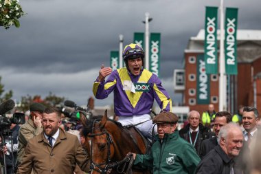 Charlie Todd 'un bindiği ve Dan Skelton' ın çalıştırdığı Gwennie May Boy 13: 20 William Hill Handicap Engelli Engellisini kazanıyor.