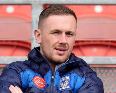 Warrington Wolves takımından Ben Currie, Betfred Challenge Kupası çeyrek final maçından önce St.Helens-Warrington Wolves maçını izliyor.