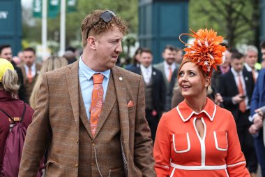 Yarışçılar 13 Nisan 202 'de Aintree Yarış Pisti, Liverpool, İngiltere' ye Randox Büyük Ulusal Günü 2024 'te geldiler.