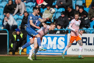 Carlisle United takımından Jon Mellish, Blackpool takımından Shayne Lavery ile 13 Nisan 202 'de Brunton Park, Carlisle, İngiltere' de oynanan 1.