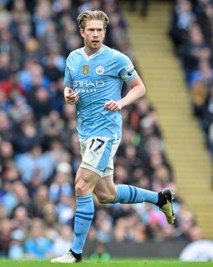 Manchester City 'den Kevin De Bruyne, Premier League maçı sırasında Manchester City ile Luton Town Etihad Stadyumu' nda, 13 Nisan 202