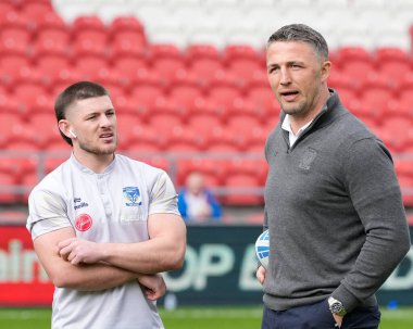 Warrington Wolves 'tan Danny Walker, St. Helens' e karşı Warrington Wolves Stadyumu 'nda oynanan Betfred Challenge Cup çeyrek final maçından önce sahada Warrington Wolves' un koçu Sam Burgess ile konuşuyor., 