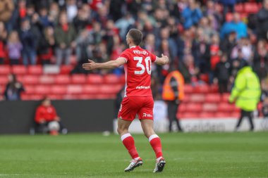 Barnsley 'li Adam Phillips, 13 Nisan 202' de Oakwell, Barnsley 'de oynanan Sky Bet Lig 1 karşılaşmasında 1-1 kazanma hedefini kutluyor.