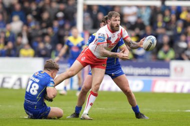 St. Helens 'den Daryl Clark, 14 Nisan 202' de St Helens-Warrington Wolves maçı Betfred Challenge Kupası çeyrek final maçında topu dolduruyor.