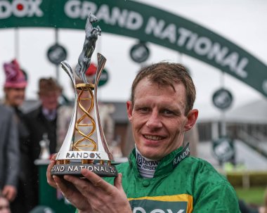Paul Townend, 13 Nisan 202 'de Aintree Yarış Pisti, Liverpool' da düzenlenen Randox Grand Handicap Chase 'i I Am Maximus' a karşı kazandığı 16: 00 Randox Grand Handicap Chase 'i kaldırıyor.