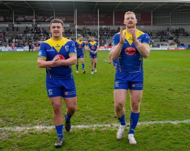 Warrington Wolves takımından Max Wood ve Joe Bullock, Betfred Challenge Kupası çeyrek final maçından sonra St Helens-Warrington Wolves maçında taraftarları selamlıyor.