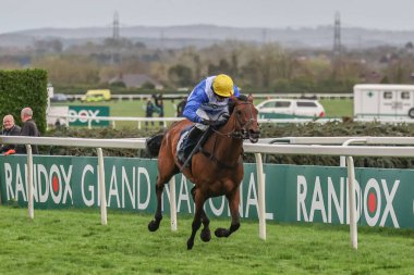 Harry Skelton 'ın bindiği Kateira, 12 Nisan 202' de Aintree Yarış Pisti 'nde düzenlenen Randox Grand National 2024 Bayanlar Günü' nü kazandı.
