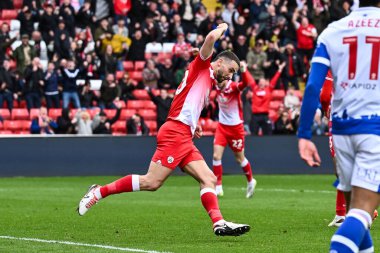 Barnsley 'li Adam Phillips, 13 Nisan 202' de Oakwell, Barnsley 'de oynanan Sky Bet Lig 1 karşılaşmasında 1-1 kazanma hedefini kutluyor.