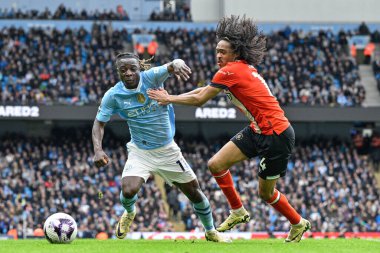 Manchester City 'den Jrmy Doku ve Luton Town' dan Tahith Chong Premier Lig karşılaşmasında Manchester City ile Luton Town Etihad Stadyumu 'nda 13 Nisan 2024' te karşı karşıya geldiler.