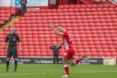 Barnsley 'li Adam Phillips, 13 Nisan 202' de Oakwell, Barnsley 'de oynanan Sky Bet Lig 1 karşılaşmasında 1-1 kazanma hedefini kutluyor.