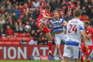 Barnsley 'li Mal de Gevigney, 13 Nisan 2024' te Oakwell, Barnsley 'de oynanan Sky Bet 1 karşılaşmasında yüksek topu kazanmak için sıçradı.