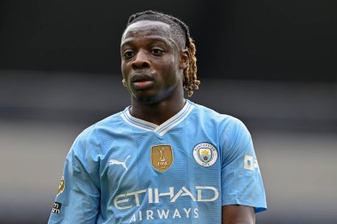 Manchester City 'den Jrmy Doku, Premier League maçı sırasında Manchester City ile Luton Town Etihad Stadyumu, Manchester, İngiltere, 13 Nisan 2024