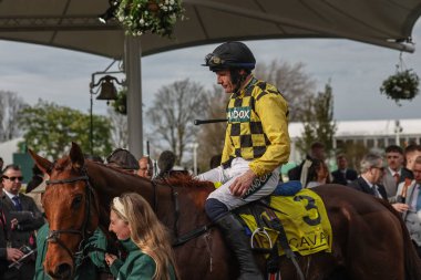 Paul Townend, 12 Nisan 2024 'te Aintree Yarış Pisti' nde düzenlenen Randoks Grand 2024 Bayanlar Günü 'nde saat 16.40' da Cavani Sartorial Erkek giyim Sefton Novices (Sınıf 1) ödülünün kazanmasını kutluyor.