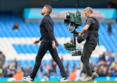 Luton Town 'un teknik direktörü Rob Edwards, Premier League maçında Manchester City ile Luton Town maçında 13 Nisan 202' de Etihad Stadyumu 'nda sahadan çıkarken üzgün görünüyor.