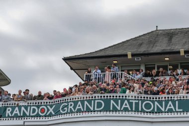 Yarışçılar, Randox Grand Handicap Chase 'in 13 Nisan 202' de Aintree Yarış Pisti, Liverpool, İngiltere 'deki Randox Grand National Day 2024' te başlamasını izliyorlar.