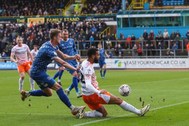 Blackpool takımından CJ Hamilton, 13 Nisan 202 'de Brunton Park, Carlisle, İngiltere' de oynanan Sky Bet 1 karşılaşmasında topu geçiyor.