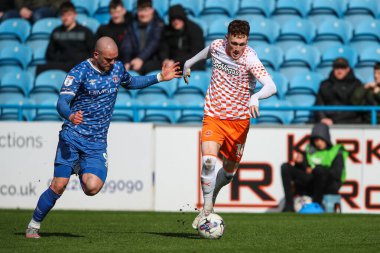 Blackpool 'dan Sonny Carey, 13 Nisan 202' de Brunton Park, Carlisle, İngiltere 'de oynanan Sky Bet 1 karşılaşmasında topla ileri gidiyor.