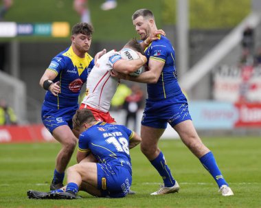 Warrington Wolves 'tan Jordy Crowther ve Warrington Wolves' tan Lachlan Fitzgibbon St. Helens 'tan Tommy Makinson' ı, St. Helens - Warrington Wolves maçında yere serdi.