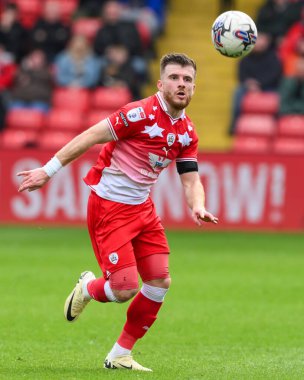 Barnsley 'den Nicky Cadden 13 Nisan 202' de Oakwell, Barnsley, İngiltere 'de oynanan Sky Bet 1 maçında topa vuruyor.