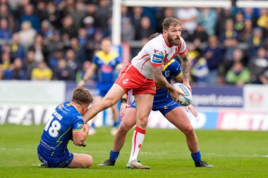 St. Helens 'den Daryl Clark, 14 Nisan 202' de St Helens-Warrington Wolves maçı Betfred Challenge Kupası çeyrek final maçında topu dolduruyor.