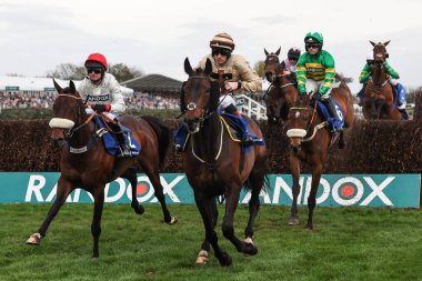 David Bass 'in bindiği Chianti Classico ve Sam Twiston-Davies' in bindiği Broadway Boy 13.45 Huyton Asphalt Franny Blennerhassett Memorial Mildmay Novices Steeple Chase (Sınıf 1) yarışında sahaya çıktılar.