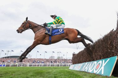 Mark Walsh 'un sürdüğü yol, Aintree Yarış Pisti, Liverpool, İngiltere' de düzenlenen Randoks Grand National 2024 Kadınlar Günü 'nde saat 13.45 Huyton Asphalt Franny Blennerhassett Memorial Mildmay Çan Çan Saati (1.