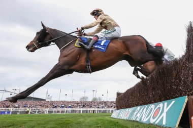 Sam Twiston-Davies 'in bindiği Broadway Çocuğu, Aintree Hipodromu' nda düzenlenen Randox Grand National 2024 Kadınlar Yarış Günü sırasında 13: 45 Huyton Asphalt Franny Blennerhassett Memorial Mildmay Novices Steeple Chase (Sınıf 1) sırasında atlamayı başarıyor.