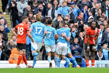 Manchester City 'den Mateo Kovai, 13 Nisan 2024 tarihinde Etihad Stadyumu' nda oynanan Premier League maçında Manchester City ile Luton Town maçında 2-0 Manchester City 'ye çıkma golünü kutluyor.