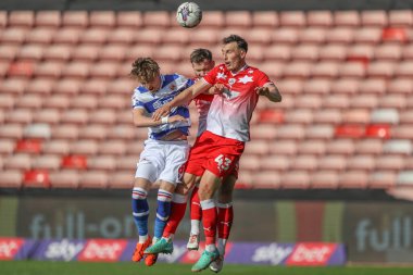 Barnsley 'li Josh Earl, 13 Nisan 202' de Oakwell, Barnsley 'de oynanan Sky Bet 1 maçında yüksek topu kazanmak için sıçradı.