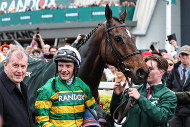 Paul Townend, 13 Nisan 202 'de Aintree Yarış Pisti, Liverpool, Birleşik Krallık' ta düzenlenen Randox Grand Handicap Chase 'i I Am Maximus' ta kazandıktan sonra kazananlar bölümünde yer aldı.
