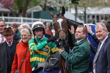 Nico De Boinville, 12 Nisan 202 'de Liverpool, Aintree Yarış Pisti' nde düzenlenen Randox Grand 2024 Bayanlar Günü 'nde Emeklilik Uzmanı Melling Chase' i (1. sınıf) 15: 30 'da kazanmasını kutluyor.