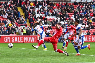 Barnsley 'den Nicky Cadden, 13 Nisan 202' de Oakwell, Barnsley 'de oynanan Sky Bet 1 karşılaşmasında haça tepki göstermekte başarısız oldu.