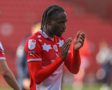 Barnsley 'den Devante Cole, 13 Nisan 202' de Oakwell, Barnsley 'de oynanan Sky Bet Lig 1 maçı sonrasında ev sahibi taraftarları alkışlıyor.