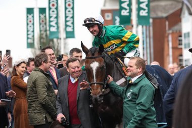 Nico De Boinville, 12 Nisan 202 'de Liverpool, Aintree Yarış Pisti' nde düzenlenen Randox Grand 2024 Bayanlar Günü 'nde Emeklilik Uzmanı Melling Chase' i (1. sınıf) 15: 30 'da kazanmasını kutluyor.