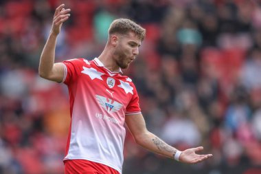 Barnsley 'den John Mcatee, hakem Sebastian Stockbridge' in 13 Nisan 202 'de Oakwell, Barnsley, İngiltere' de oynanan Sky Bet 1 maçında Reading 'e serbest atış yapması üzerine tepki gösterdi.