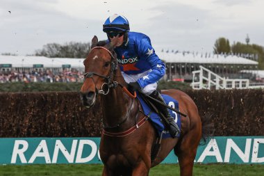 Stephen Mulqueen 'in bindiği Giovinco 1: 45 Huyton Asphalt Franny Blennerhassett Memorial Mildmay Çan Çan Kovalamacası (Sınıf 1) sırasında Randox Grand National 2024 Ladies Day Aintree Yarış Pisti, Liverpool, İngiltere