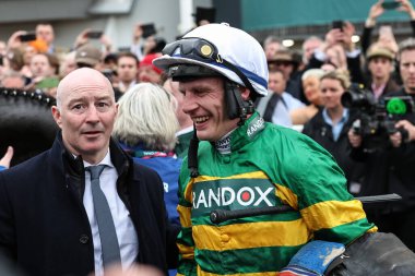Paul Townend, 13 Nisan 202 'de Aintree Yarış Pisti, Liverpool, Birleşik Krallık' ta düzenlenen Randox Grand Handicap Chase 'i I Am Maximus' ta kazandıktan sonra kazananlar bölümünde yer aldı.
