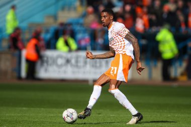 Blackpool takımından Marvin Ekpiteta, 13 Nisan 202 'de Brunton Park, Carlisle' da oynanan Sky Bet 1 karşılaşmasında pas veriyor.