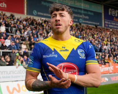 Warrington Wolves 'tan Matty Ashton, 14 Nisan 202' de St Helens-Warrington Wolves 'a karşı oynanan Betfred Challenge Kupası çeyrek final maçı sonrasında taraftarlarıyla birlikte kutluyor.
