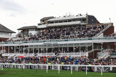 Yarışçılar, Aintree Yarış Pisti, Liverpool, İngiltere 'de düzenlenen Randox Grand National 2024 Bayanlar Günü' nde atmosferin keyfini çıkarıyorlar.