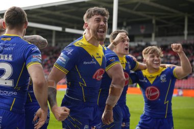 Warrington Wolves 'tan Matty Ashton, Betfred Challenge Kupası çeyrek final maçında Wicked Stadyumu' nda St Helens-Warrington Wolves maçında Wicked Stadyumu, Birleşik Krallık, 14 Nisan 202 'de Wire taraftarlarıyla kutlama yaptı.