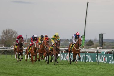 The Cavani Sartorial Mentorial Sefton Novices (Sınıf 1), Aintree Yarış Pisti 'nde düzenlenen Randox Grand 2024 Bayanlar Günü sırasında, 12 Nisan 2024' te Kielan Woods tarafından sürülen müzik kutusu.