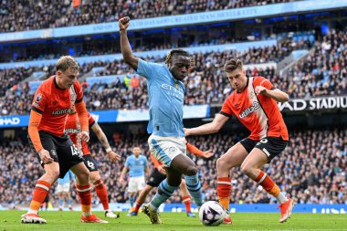 Manchester City 'den Jrmy Doku, 13 Nisan 2024' te Etihad Stadyumu 'nda Manchester City ile Luton Town arasındaki Premier League maçında kutuya girdi.