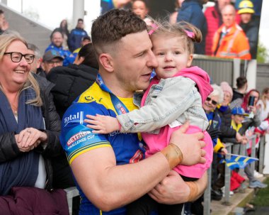 Warrington Wolves takımından George Williams, 14 Nisan 202 'de St Helens ile Warrington Wolves arasında oynanan Betfred Challenge Kupası çeyrek final maçı sonrasında kızını kucağına aldı.